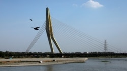 Aves vuelan sobre las aguas del río Yamuna después que el nivel de contaminación del aire comenzó a disminuir tras la cuarentena por el coronavirus en Nueva Delhi, India, el 22 de abril de 2020.