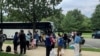 Migrantes desembarcan en Washington DC de un autobús procedente de Texas en la estación de Union Station el 29 de julio de 2022. Foto Reuters.