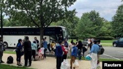 Migrantes desembarcan en Washington DC de un autobús procedente de Texas en la estación de Union Station el 29 de julio de 2022. Foto Reuters.