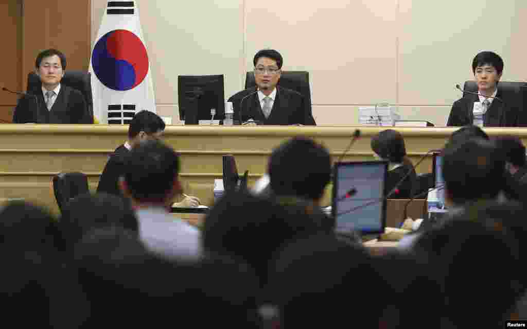 Judges sit to preside over a hearing for crew members of the sunken ferry Sewol at Gwangju District Court in Gwangju, June 10, 2014.