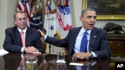 Presiden Barack Obama dan Ketua DPR AS John Boehner (kiri) yang belum mencapai titik temu soal jurang fiskal, membahas isu ini per telepon hari Rabu (5/12). 