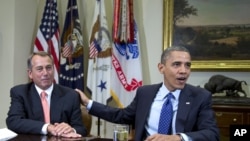 ປະທານາທິບໍດີ ບາຣັກ ໂອບາມາສະແດງການ ຮັບຮູ້ຕໍ່ໂຄສົກປະຈໍາສະພາຕໍ່າ ທ່ານ John Boehner ຜູ້ແທນ ຈາກລັດof Ohio ໃນຂະນະທີ່ກ່າວຕໍ່ນັກສຂ່າວ ໃນຫ້ອງ Roosevelt Room ຢູ່ທໍານຽບຂາວ ໃນກຸງວໍຊິງຕັນ ໃນວັນທີ 16 ພະຈິກ 2012 ໃນຂະນະທີ່ທ່ານ ໄດ້ຮຽກປະຊຸມຜູ້ນໍາໃນລັດຖະສະພາສະຫະລັດ ຈາກທັງສອງ ເພື່ອປຶກສາຫາທາງແກ້ໄຂບັນຫາ ການຂາດດຸນງົບປະມານ ແລະເສດຖະກິດຂອງປະເທດ. (AP Photo/Carolyn Kaster)