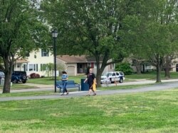 En Blackwood, New Jersey, algunos salieron a caminar en los parques del vecindario después de semanas de confinamiento.