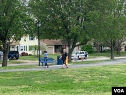 En Blackwood, New Jersey, algunos salieron a caminar en los parques del vecindario después de semanas de confinamiento.