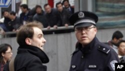 中國上海警方在 2月 27日，要求一名外國記者離開茉莉花革命活動的地點