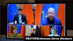 Kineski predsednik Ši Đin Ping, predsednik Evropskog saveta Šarl Mišel, nemačka kancelarka Angela Merkel, francuski predsednik Emanuel Makron i predsednica Evropske komisije Ursula fon der Lajen tokom virtuelnog sastanka (Foto: REUTERS/Johanna Geron)