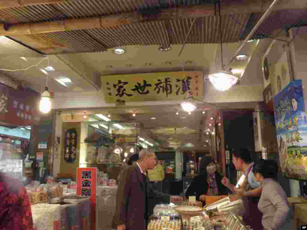 迪化街是中药行集中地，但生意不敌年货食物摊