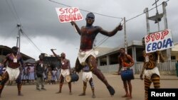 Para seniman melakukan atraksi untuk kesadaran terhadap ebola di sekolah Anono di Abidjan (25/9/2014). 