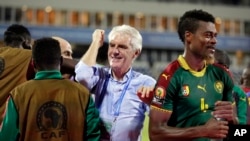 Le sélectionneur du Cameroun, Hugo Broos, célèbre avec ses joueurs la victoire en demi-finale de la Coupe d'Afrique des Nations jouée contre le Ghana au Stade de Renovation, à Franceville, Gabon, 2 février 2017. 