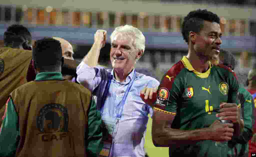 O seleccionador dos Camarões, Hugo Broos, comemora com os seus jogadores a passagem à final do CAN 2017.