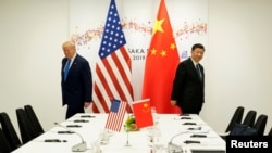 រូបឯកសារ៖ ប្រធានាធិបតី​សហរដ្ឋអាមេរិក​លោក Donald Trump (ឆ្វេង) ចូលរួម​ក្នុង​កិច្ចប្រជុំ​ទ្វេភាគី​មួយ​ជាមួយ​នឹង​ប្រធានាធិបតី​ចិន​លោក Xi Jinping ក្នុង​ទីក្រុង​អូសាកា ប្រទេស​ជប៉ុន ថ្ងៃទី២៩ ខែមិថុនា ឆ្នាំ២០១៩។ 