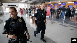La policía del Puerto de San Diego, California, patrulla el aeropuerto en San Diego, en anticipación a la celebración del Día de la Independencia.