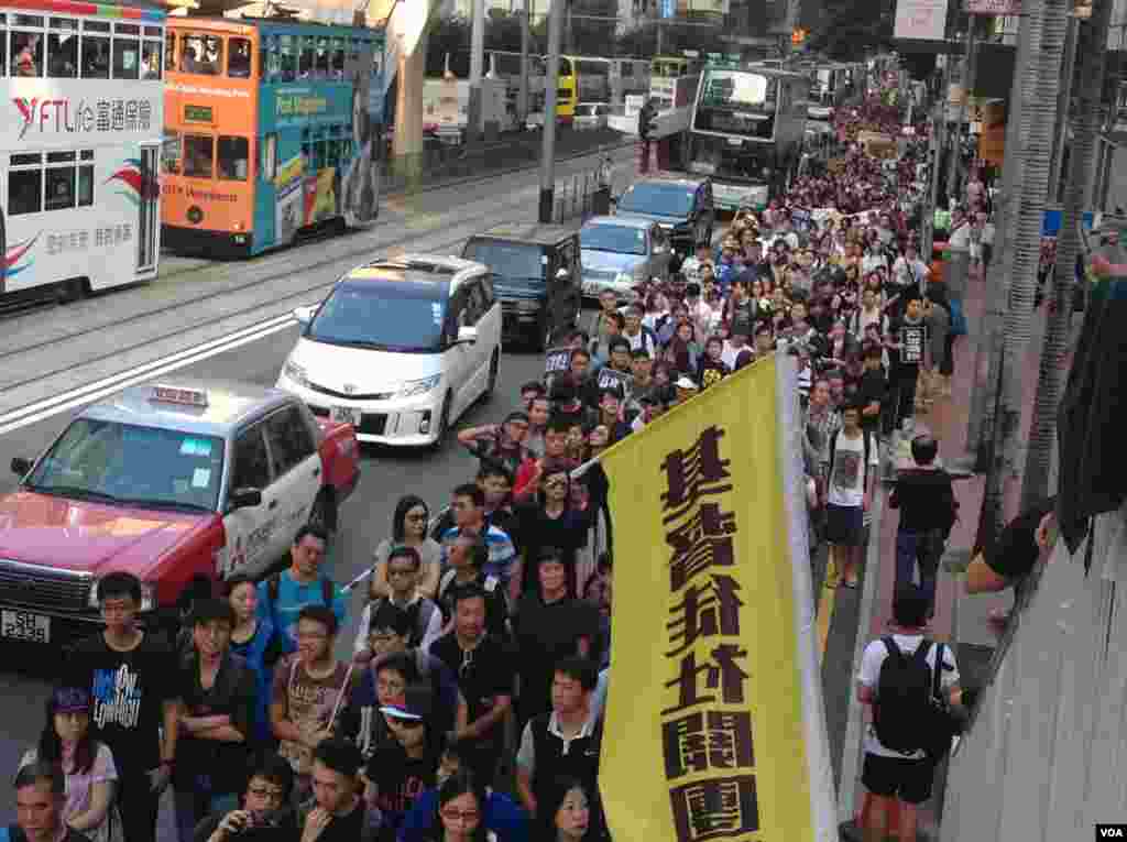 香港民阵发起反释法大游行(美国之音海彦拍摄)