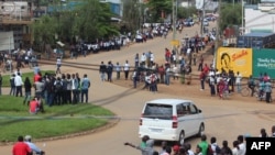 Une foule s'assemble après qu'un nouveau massacre de paysans a été perpétré par des combattants supposés être au mouvement rebelle ougandais des Forces démocratiques alliées (ADF),mardi 12 mai 2015, à Beni, dans la province du Nord-Kivu 