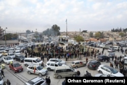 Orang-orang berkumpul untuk merayakan kemenangan pemberontak Suriah setelah mereka mengumumkan penggulingan Presiden Bashar al-Assad di Qamishli, Suriah, 8 Desember 2024. (Foto: Orhan Qereman/Reuters)