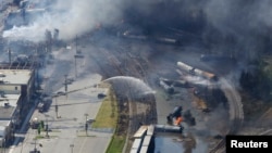 Bangkai pesawat setelah ledakan di Lac Megantic, provinsi Quebec, Kanada (6/7).(Reuters/Mathieu Belanger)