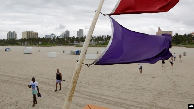 La playa en South Miami Beach bajo advertencia de fuerte oleaje causado por lo que queda de la tormenta Erika.