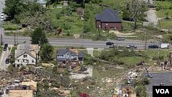 Samo kroz gradić Cullman u Alabami protutnjalo je preko 10 žestokih tornadoa, uništavajući sve pred sobom.