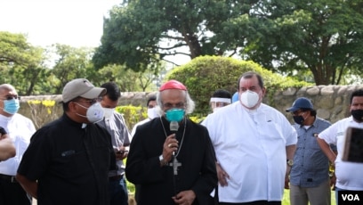 ARCHIVO - Monseñor Carlos Avilés, vestido de blanco en la foto, confirmó la donación de la sede diplomática de Taiwán a la Iglesia católica en Nicaragua.