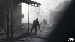 Un blessé syrien suite aux bombardements du gouvernement sur la ville de Hamouria, dans la région de la Ghouta orientale assiégée à la périphérie de la capitale Damas le 5 mars 2018.