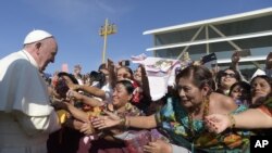 Pap Franswa ki t ap salye fidèl yo nan vil San Cristòbal de las Casas, nan pati sid Meksik, nan jounen lendi 15 fevriye 2016 la. (Foto: (L'Osservatore Romano/via AP).