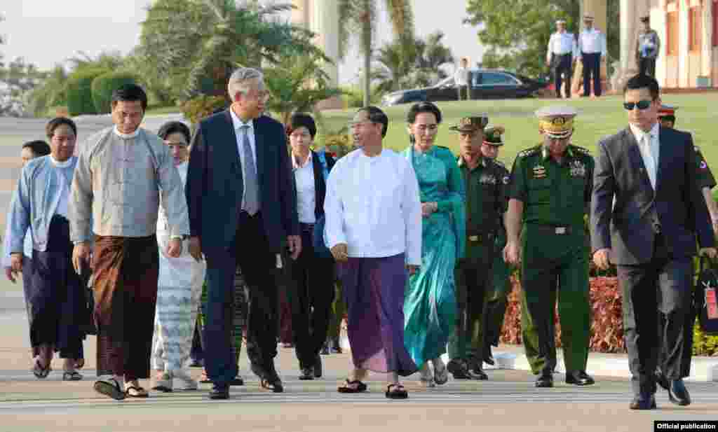 သမၼတဦးထင္ေက်ာ္နဲ႔ ဇနီး ေဒၚစုစုလြင္၊ ႏုိင္္ငံေတာ္ အတိုုင္ပင္ခံပုဂၢိဳလ္ ေဒၚေအာင္ဆန္းစုၾကည္တို႔ကို ဒုတိယ သမၼတႏွစ္ဦး၊ တပ္မေတာ္ ကာကြယ္ေရးဦးစီးခ်ဳပ္ ဗိုလ္ခ်ဳပ္မွဴးႀကီး မင္းေအာင္လိႈင္တို႔ က ေနျပည္ေတာ္ေလဆိပ္ မွာ လိုက္ပို႔ၾကစဥ္။ (သမၼတ႐ံုး)