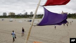 La playa en South Miami Beach bajo advertencia de fuerte oleaje causado por lo que queda de la tormenta Erika.