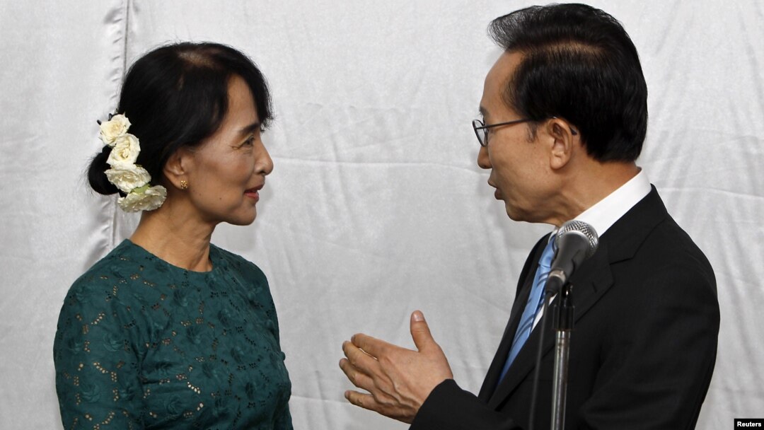 Presiden Korea Selatan Lee Myung-bak (kanan) berjabata tangan dengan Aung San Suu Kyi setelah jumpa pers di Sedona Hotel di Yangon (15/5).