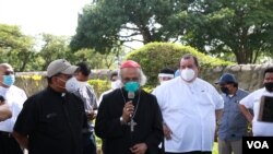 ARCHIVO - Monseñor Carlos Avilés, vestido de blanco en la foto, confirmó la donación de la sede diplomática de Taiwán a la Iglesia católica en Nicaragua.