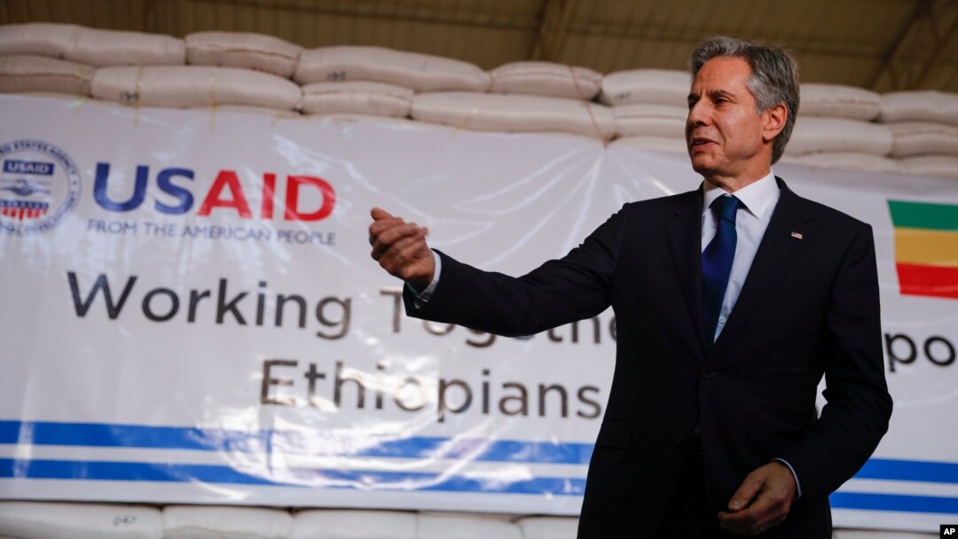Menteri Luar Negeri AS Antony Blinken mengunjungi Gudang Pusat Logistik PBB di Addis Ababa, Ethiopia, Rabu, 15 Maret 2023. (Tiksa Negeri/Pool Photo via AP)