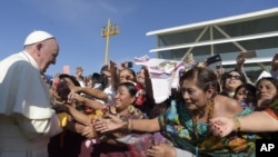 Le pape François salue des fidèles à San Cristobal de las Casas Mexique, 15 février 2016.