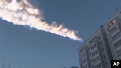 Video ghi lại vật thể rơi bốc cháy phía trên một khu chung cư trong thành phố Chelyabinsk trong vùng núi Ural ở Nga, 152/13