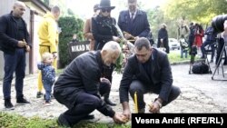 Pomen poginulim gardistima Draganu Jakovljeviću i Draženu Milovanoviću ispred vojnog objekta "Karaš" u Beogradu (Foto: RFE/RL/Vesna Anđić)