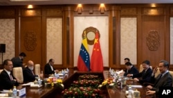 2020年1月16日，中国外交部长王毅(右)在钓鱼台国宾馆会见委内瑞拉外长阿雷亚萨(左)。(美联社)