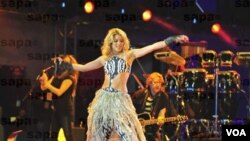 Unos tres millones de fanáticos asistieron a los conciertos de Shakira en casi 40 países distintos durante su gira Sale el sol.