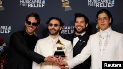 Los miembros de la banda venezolana Rawayana pasan con un premio Grammy tras ganar la categoría a mejor álbum latino de rock o música alternativa, en Los Ángeles, Estados Unidos, el 2 de febrero de 2025.