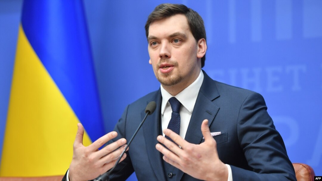 Perdana Menteri Ukraina Oleksiy Goncharuk dalam konferensi pers di Kiyv, 2 Maret 2020. (Foto: Sergei Supinsky/ AFP)