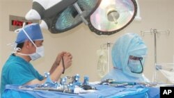 Penggantian tulang panggul atau sendi lutut merupakan prosedur mahal yang tidak mampu dijangkau oleh banyak orang. Namun, organisasi Operation Walk, mengobati orang-orang dari Tanzania, Nepal hingga Amerika, yang tidak mampu membiayai pengobatan penyakit tulang dan sendi yang parah (foto: dok). 