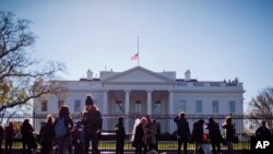 La Casa Blanca, edificios del gobierno, así como embajadas y consulados deberán permanecer con la bandera a media asta hasta el 7 de diciembre en honor a las víctimas de la masacre en San Bernardino.