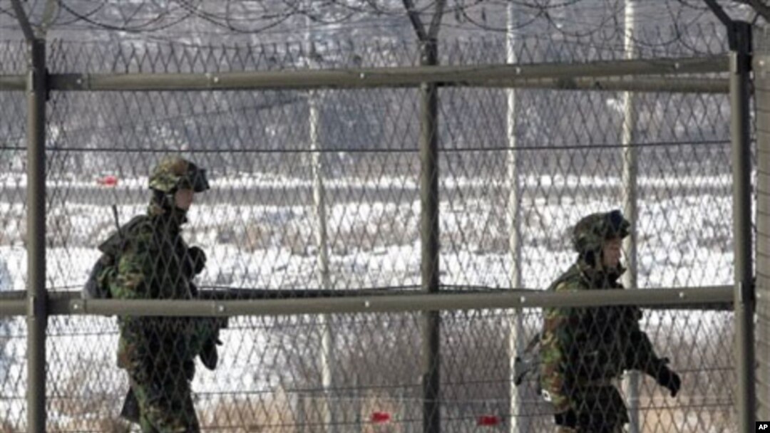 Tentara Korea Selatan melakukan patroli di dekat perbatasan kedua negara di Panmunjom (foto: dok). Seoul menuduh Korut melakukan gangguan atas signal GPS yang mempengaruhi penerbangan sipil. 