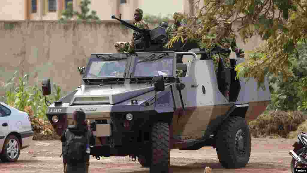 Des soldats de la garde présidentielle patrouillent en véhicule blindé à l&#39;hôtel Laico à Ouagadougou, au Burkina Faso, 20 septembre 2015.