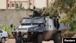 Un véhicule blindé avec des éléments du Régiment de sécurité présidentielle avec leurs armes devant l'hôtel Laico à Ouagadougou, Burkina Faso, le 20 septembre 2015. 