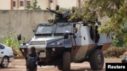 Des soldats de l'ex-garde présidentielle sur un véhicule blindé à l'hôtel Laico à Ouagadougou, au Burkina Faso, 20 septembre 2015.