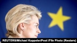 La ministre allemande de la Défense, Ursula von der Leyen, s'exprime lors de sa visite à la mission de formation militaire EUTM à Koulikoro, Mali, le 6 avril 2016. (REUTERS/Michael Kappeler/Pool)
