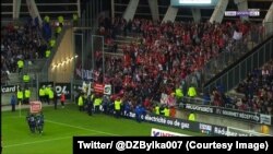 Plusieurs supporters de Lille ont été blessés, après qu'une barrière du stade de la Licorne d'Amiens s'est effondrée en France, 30 septembre 2017. (Twitter/ @DZBylka007)