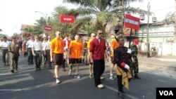 Para peserta kejuaraan dunia terjun payung militer melakukan kirab budaya di jalanan kota Solo, Jawa Tengah, Kamis, 18 September 2014 (Foto: VOA/Yudha)