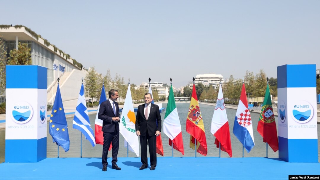 Perdana Menteri Yunani Kyriakos Mitsotakis berbicara dengan Perdana Menteri Italia Mario Draghi menjelang KTT negara-negara Mediterania MED7 ke-8 di Athena, Yunani, 17 September 2021. (Foto: REUTERS/Louiza Vradi)