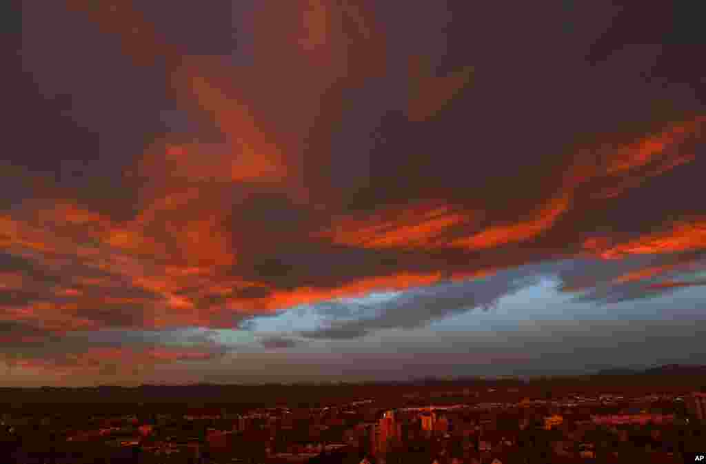 قرمز شدن رنگ ابرها به هنگام طلوع آفتاب در آسمان دنور کلورادو