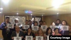 2014年9月29日，北京民众举牌声援香港民主运动，其中数人被拘留或传唤。(网络图片)