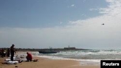 Los cadáveres de migrantes originarios de Eritrea yacen sobre la arena en la isla siciliana de Lampedusa, luego del naufragio del bote en el que viajaban.